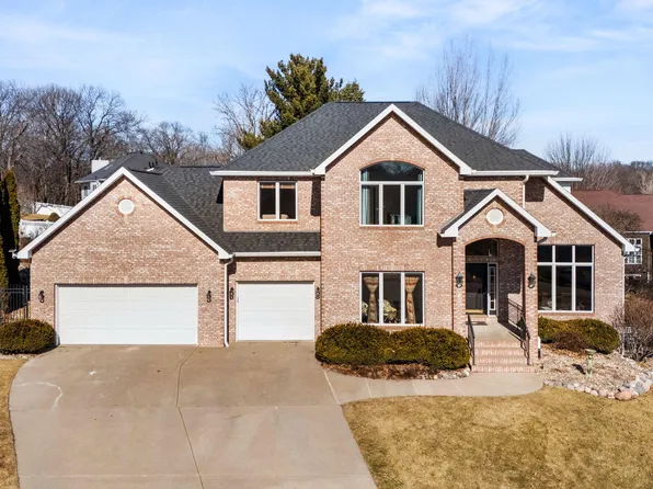 1919 Wildwood Ln, Muscatine, IA 52761