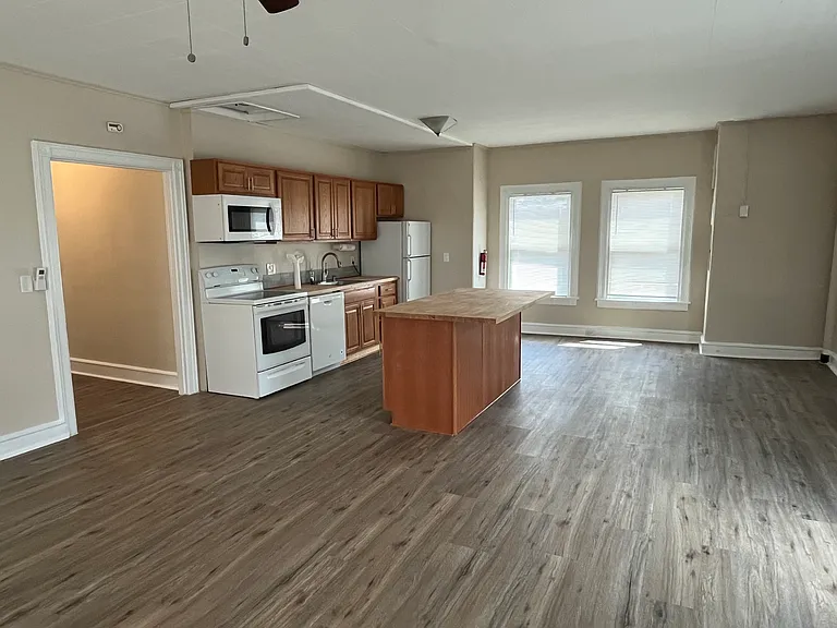 1117 N Franklin St — Photo 6