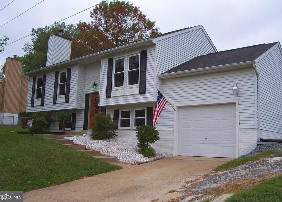 SPLIT FOYER  WITH GARAGE