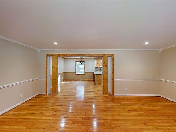 3rd image of 423 Oakdale Dr