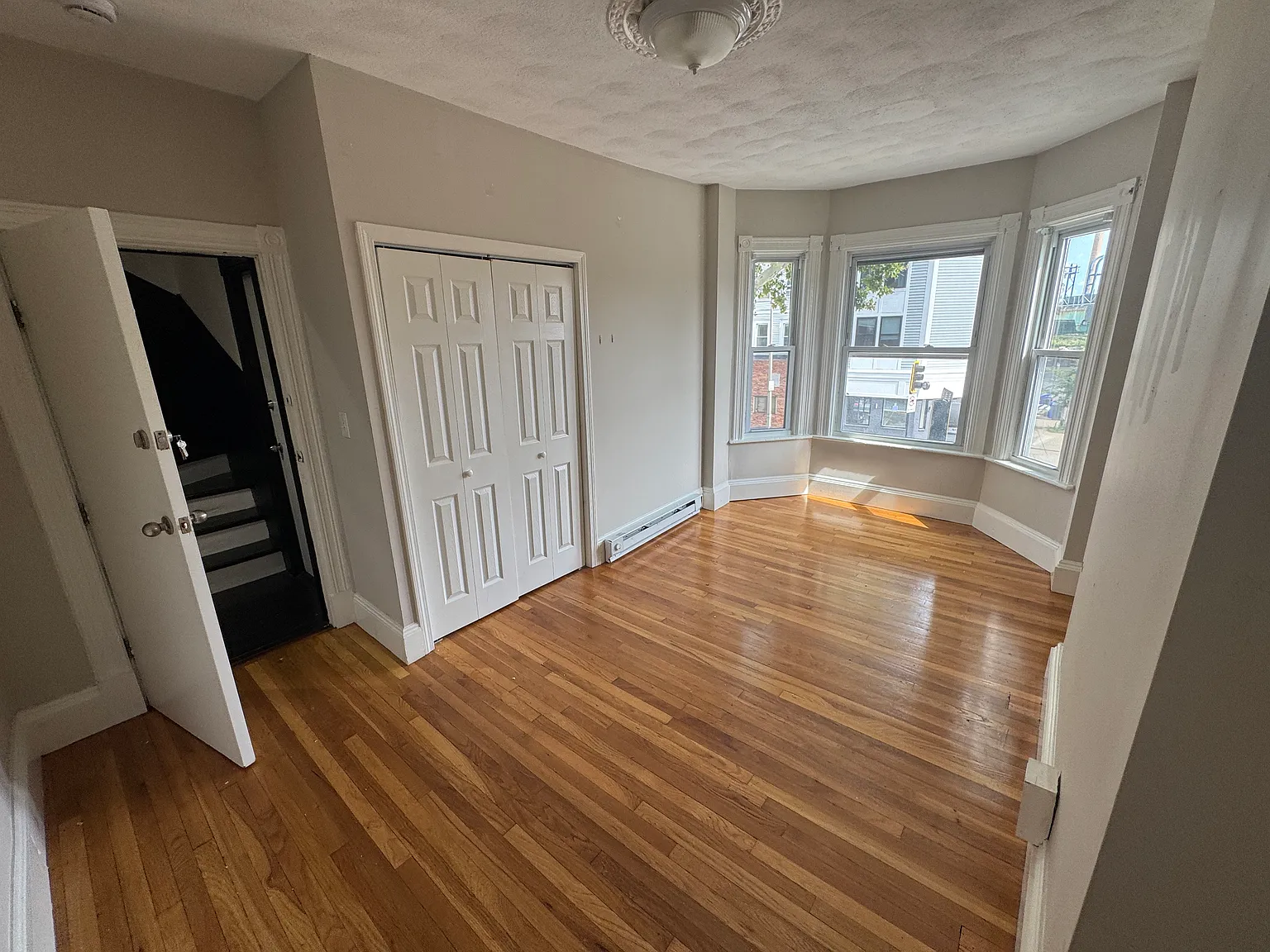 3 bed, 1100 sqft, $2,700 — Photo 4