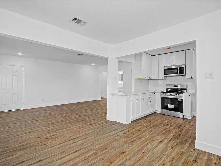 1203 W 6th St — Photo 10