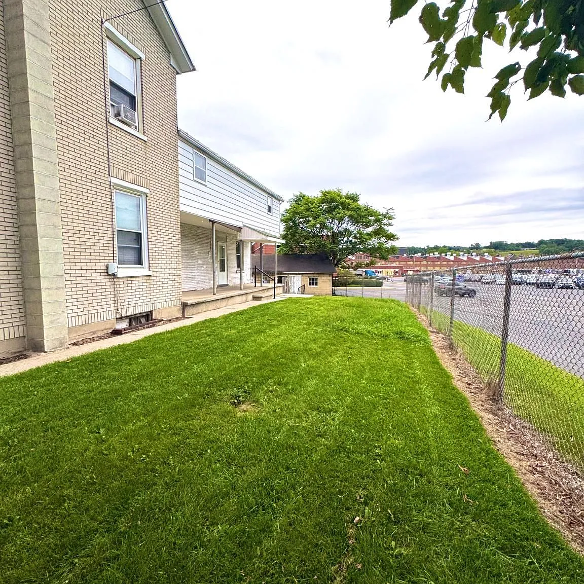 2 bed, 1.0 bath, 1200 sqft, $1,200 — Photo 2