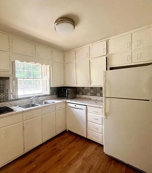 2429 Glenwood Dr NE #B — Photo 5