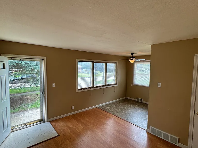 2264 Stieber St — Photo 3