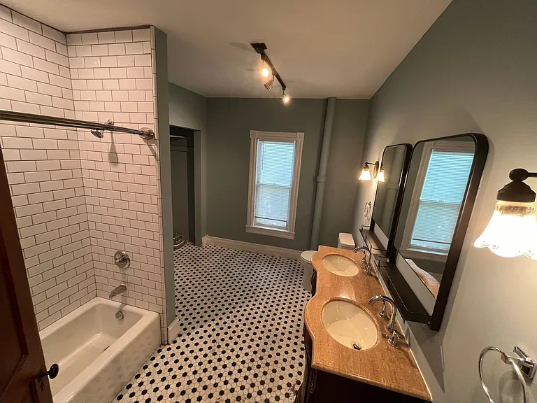 921 W Huron St — Photo 11