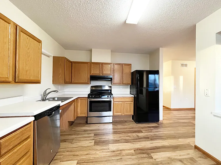 175 W Lind St — Photo 2