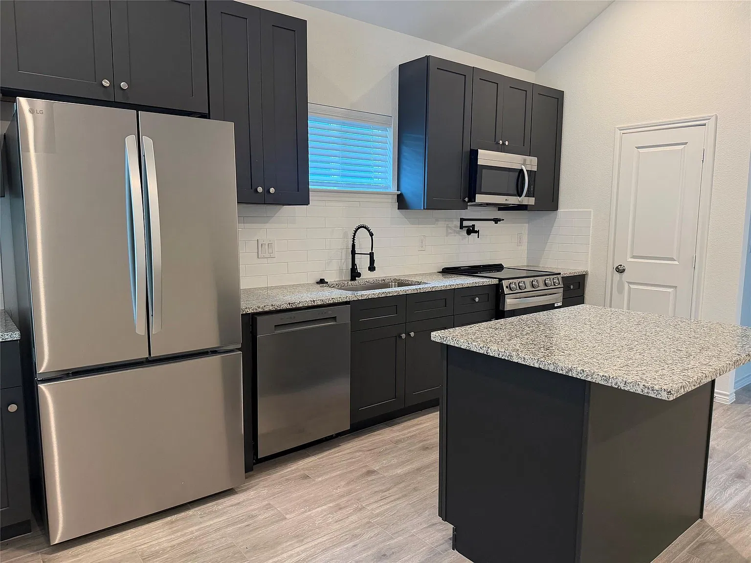 3 bed, 2.0 bath, 958 sqft, $1,395 — Photo 3