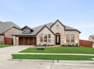 905 Denham Dr, Red Oak, TX 75154