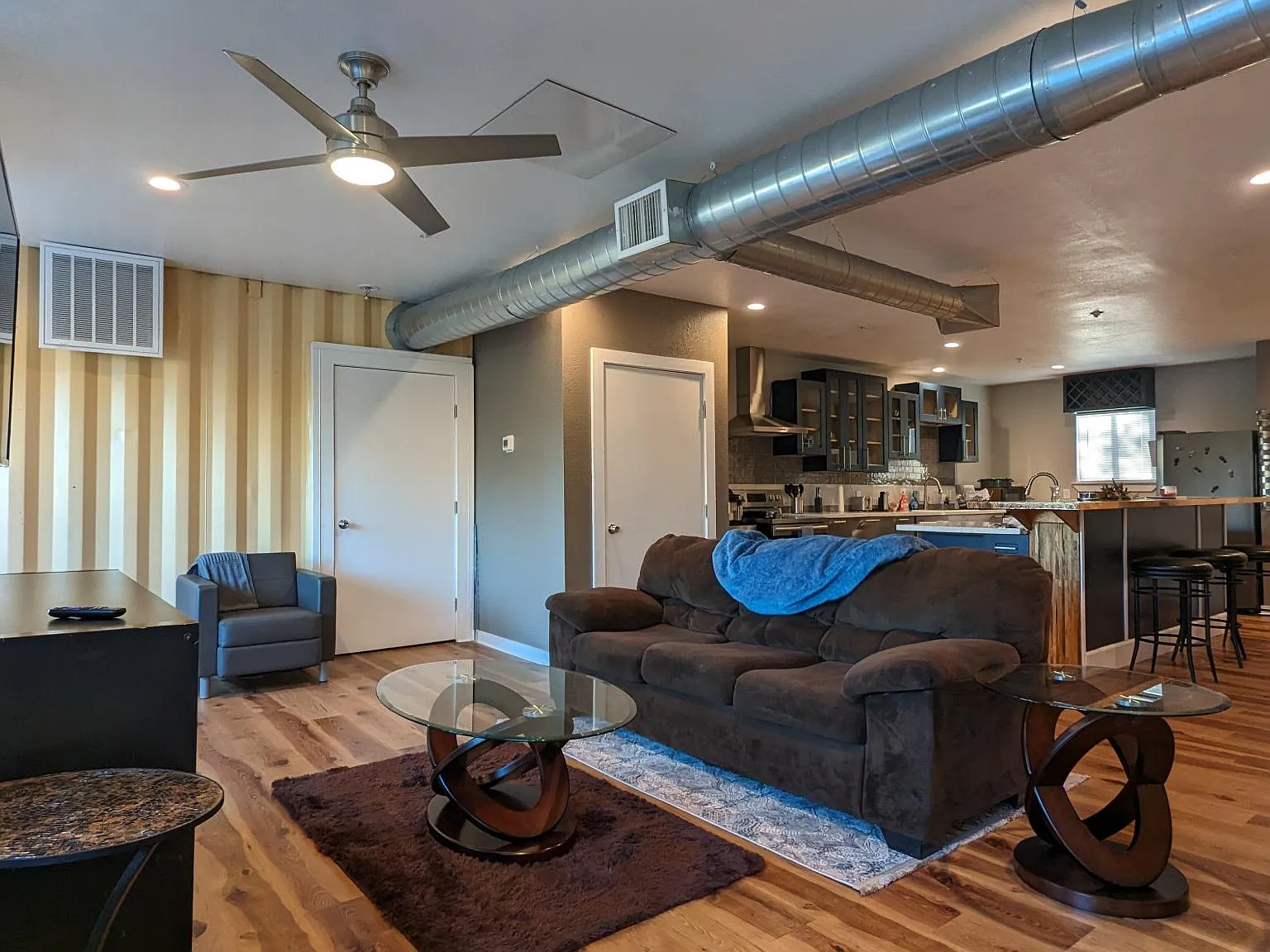 8 bed, 6.5 bath, 4440 sqft, $950 — Photo 1