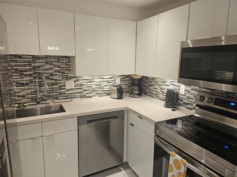 5161 Collins Ave #707 — Photo 10