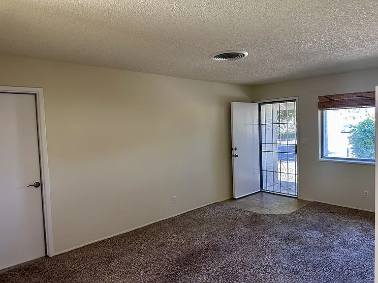 3257 Daisy St — Photo 4