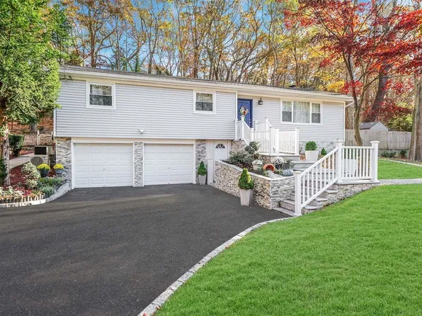 126 N Country Road, Smithtown, NY 11787