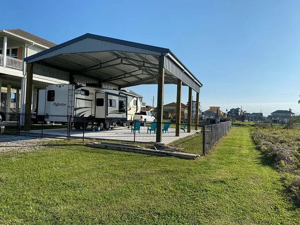 880 Sea Spray Dr, Crystal Beach, TX 77650