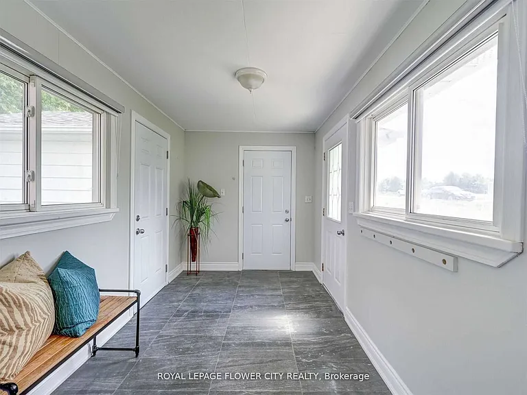 5263 Trafalgar Rd — Photo 5