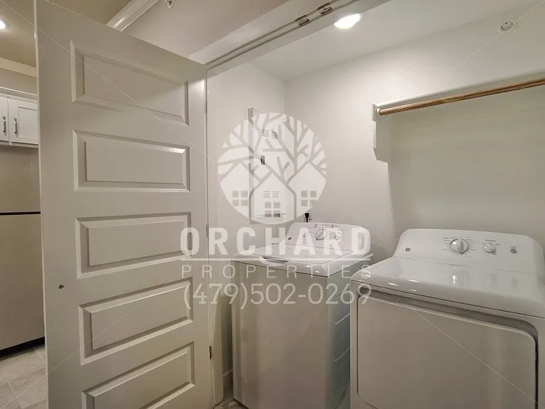 1900 E Brookview Dr — Photo 12
