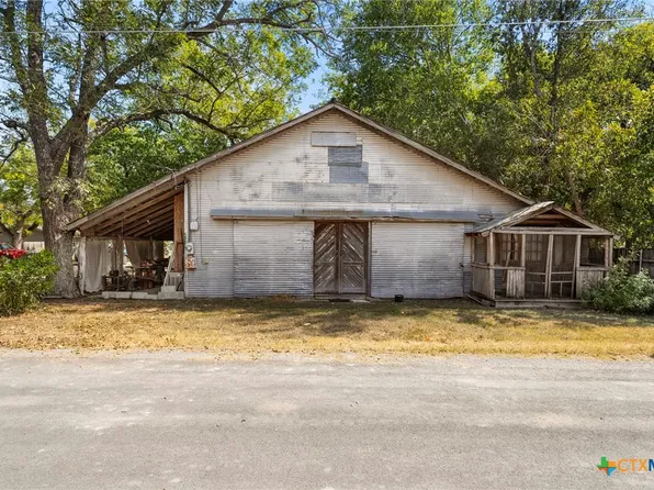 302 Crockett St, Martindale, TX 78655