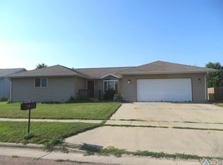 814 W 2nd Ave, Lennox, SD 57039