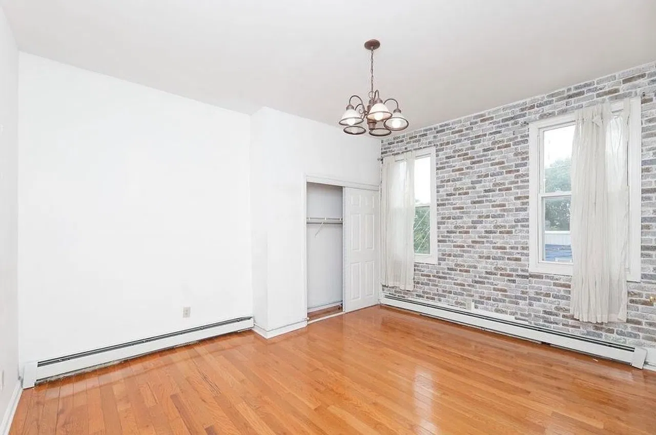 3 bed, 1000 sqft, $2,350 — Photo 3