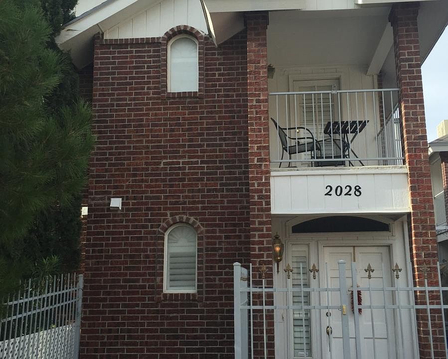 Your own New Tork Brownstone in the heart of El Paso!