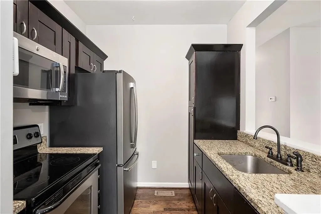 2162 Larchwood Rd SW — Photo 2