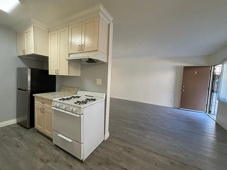 526 E Windsor Rd — Photo 8