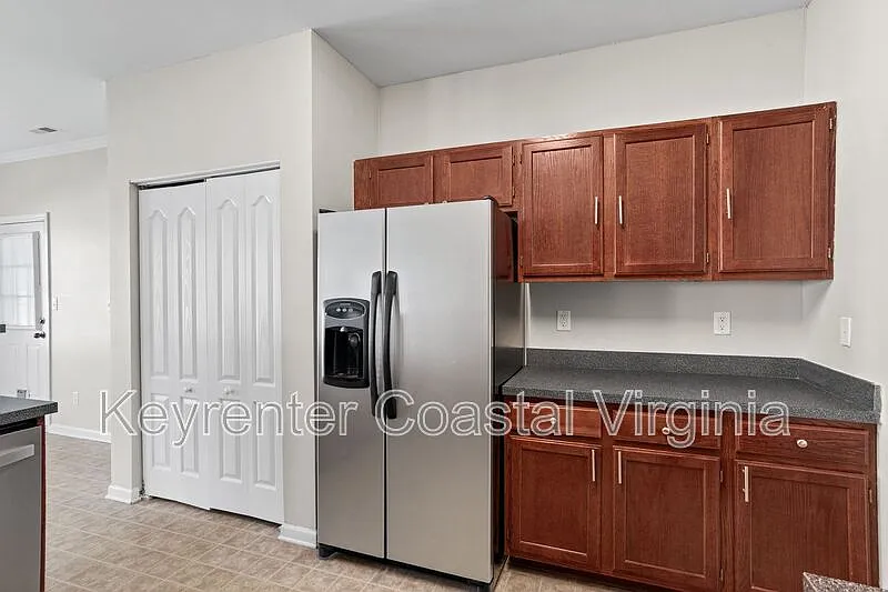 4 bed, 2.5 bath, 2300 sqft, $2,750 — Photo 2