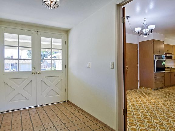 3rd image of 827 Louise Dr