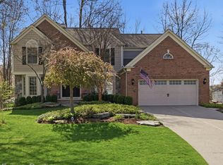 2568 Canoe Circle Dr, Lake Orion, MI 48360