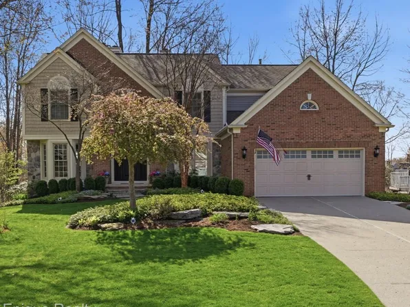 2568 Canoe Circle Dr, Lake Orion, MI 48360