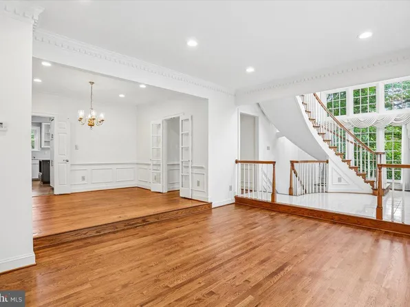 8912 Barrowgate Ct, Potomac, MD 20854