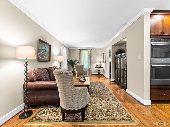 5th image of 890 Warwick Ln