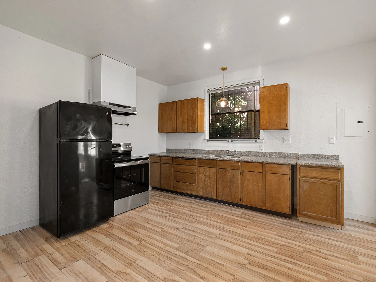 2 bed, 6534 sqft, $2,195 — Photo 3