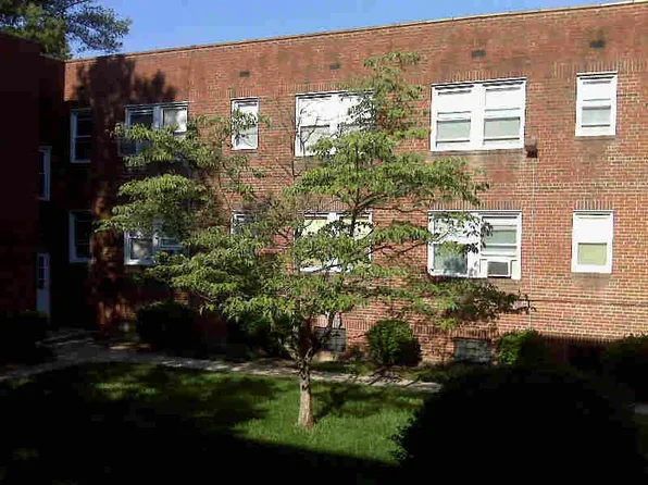 4832 Chevy Chase Dr APT 106, Chevy Chase, MD 20815