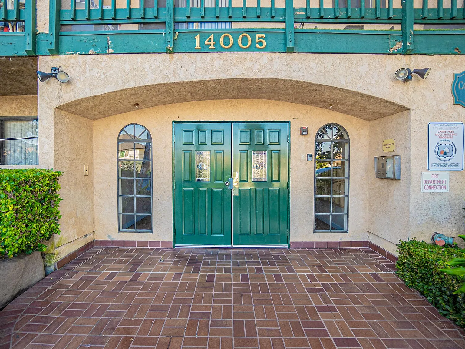 Courtyard — Photo 2