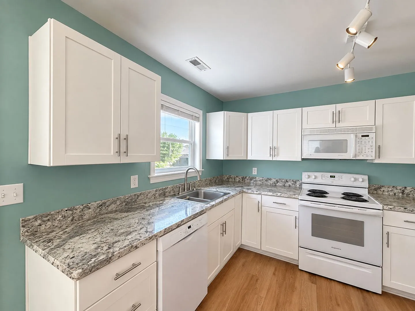 2300 Fontaine Ave — Photo 3
