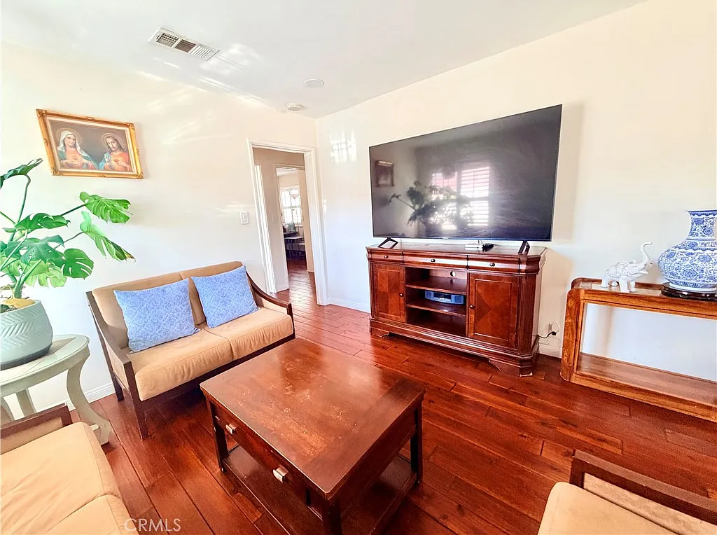 3 bed, 1259 sqft, $4,000 — Photo 4