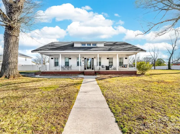 308 W 1st St, Lowell, NC 28098