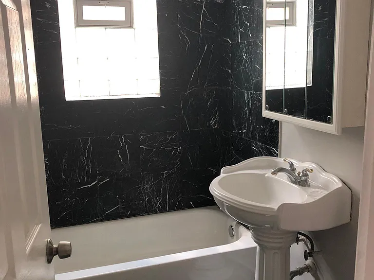 2715 W Rascher Ave #1W — Photo 6