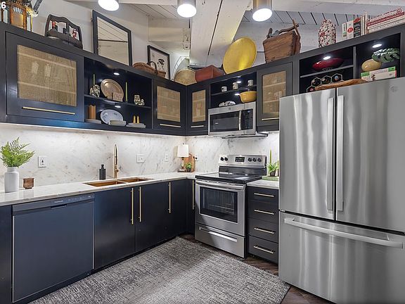 3rd image of 1420 NW Lovejoy St APT 327