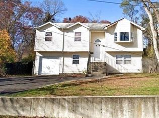 10 Bedford St, Wyandanch, NY 11798