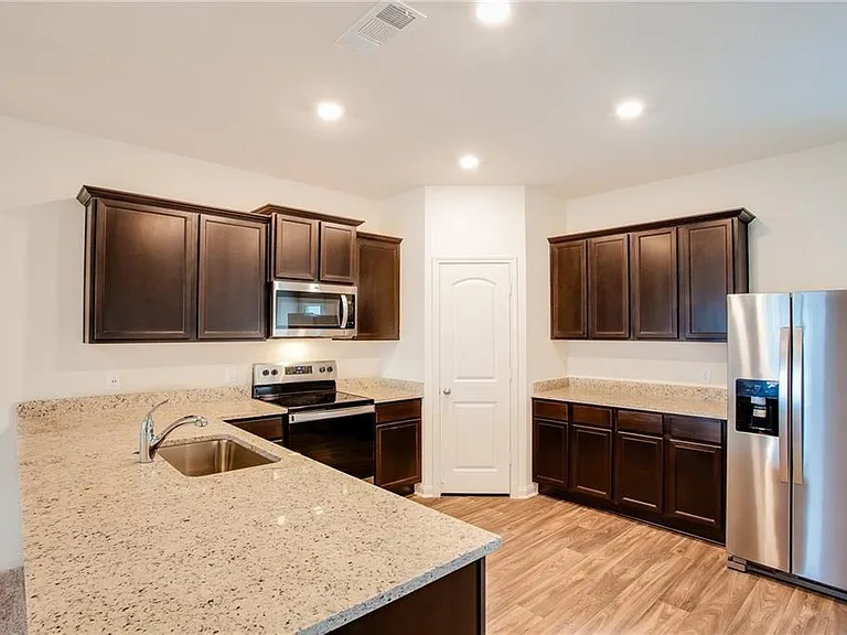 1004 Riverdale Cv — Photo 5