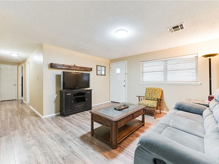 3712 N Markwell Ave — Photo 2