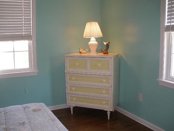 queen bedroom