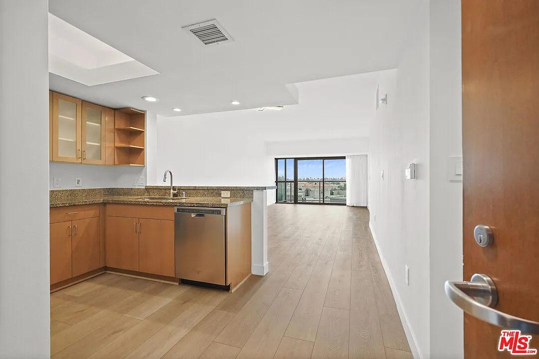 1 bed, 1.5 bath, 997 sqft, $4,450 — Photo 2
