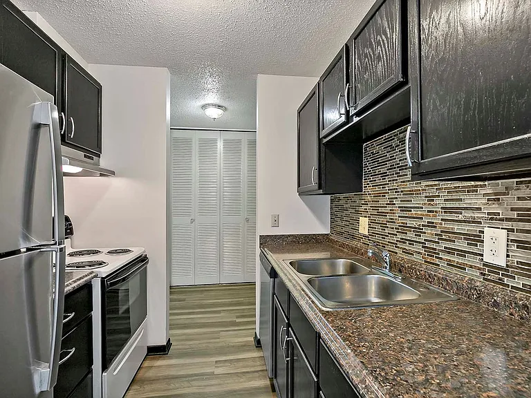 Winnetka Village Apts — Photo 11