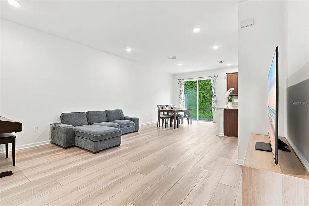 3 bed, 2.5 bath, 1559 sqft, $2,400 — Photo 4