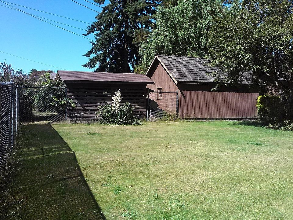 2nd image of 313 D St SE