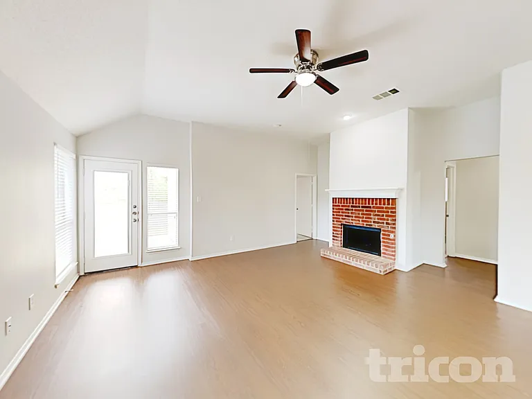 906 Pheasant Dr — Photo 2