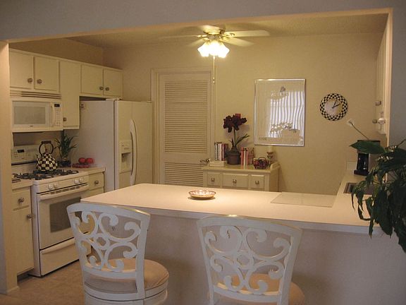 Adorable Kitchen w/Breakfast Bar
